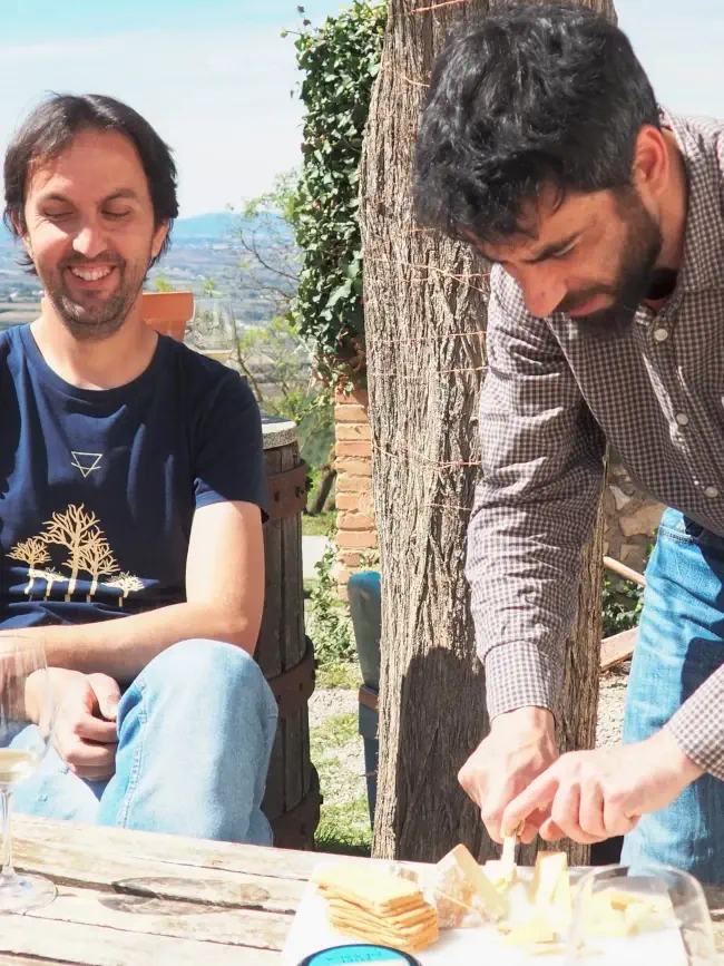 Relaxats al voltant d’una taula. 