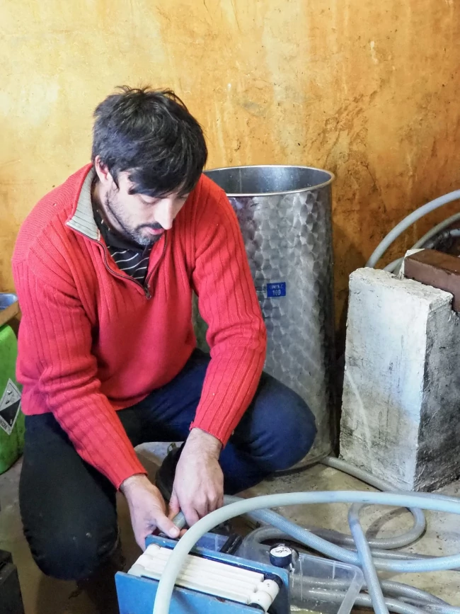 En Jordi fent tasques al celler