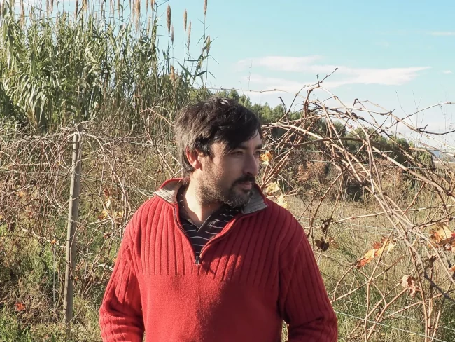 En Jordi al davant dels emparrats de les seves vinyes