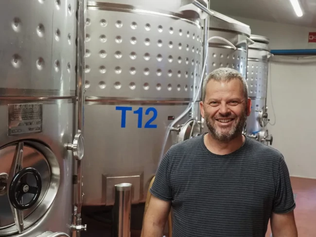 El Joan Rubió davant dels tancs d’acer inoxidable del seu celler