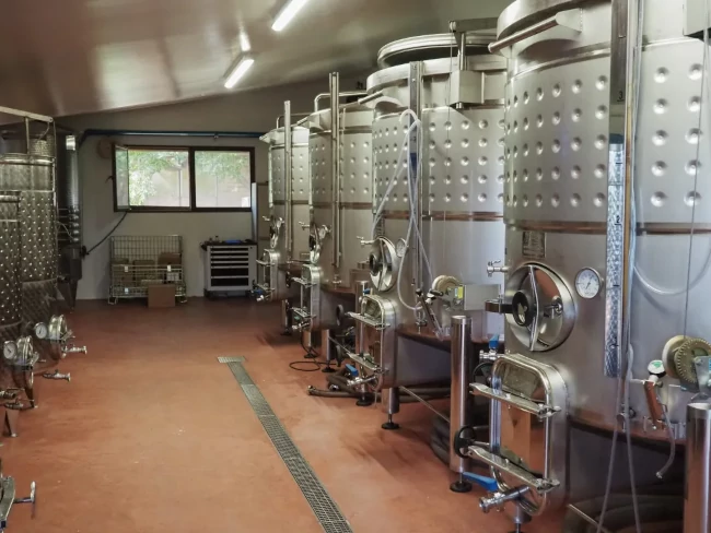 Tancs d’acer de l’interior del celler