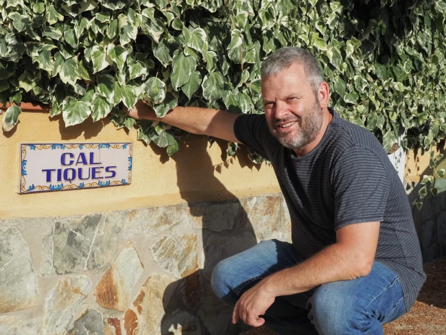 Joan Rubió davant de la masia Cal Tiques
